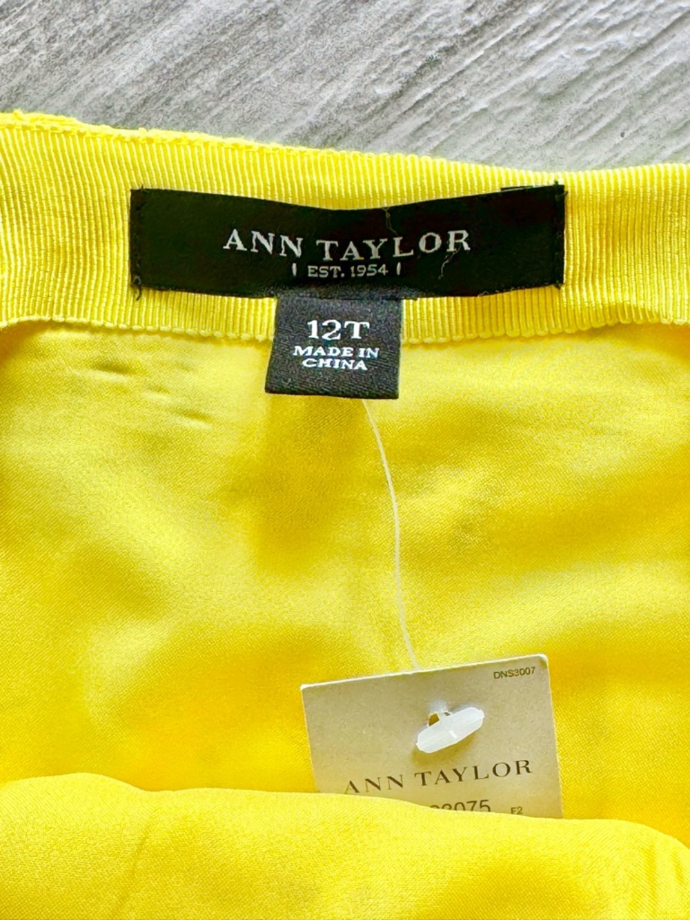 Ann Taylor Yellow Lace Pencil Skirt - size 12 Tall - Picture 3 of 5
